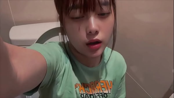 スーパーのトイレでオナニーしました。イク時に足ピンしながらイっちゃって気持ち良すぎました...